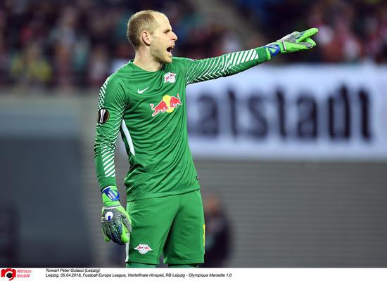  莱比锡队长重伤赛季报销牵动球迷心  